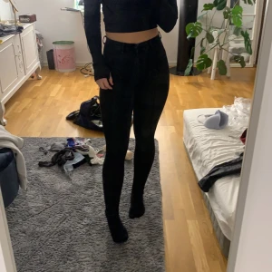 Svarta jeans  - De bästa skinnyjeansen nånsin!! Formar kroppen perfekt, storlek S 150kr +frakt 63