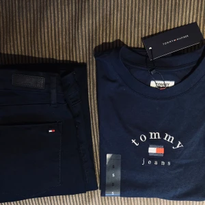 NYTT! Tommy Hilfiger t-shirt + jeans  - Present som ej kommit till användning, därav oanvänt. T-shirt storlek S. Byxor strl 27/32, slimfit, dark navy.  180 för båda eller 100kr styck