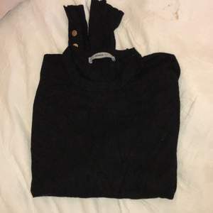 Superfin tröja från Zara!!! Säljer då jag inte använder den längre🧚🏻‍♀️Köpt för 300kr men säljer för 150kr🧚🏻‍♀️🧚🏻‍♀️🧚🏻‍♀️
