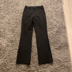 Kostymbyxor  - Raka kostymbyxor från BIK BOK. Använda fåtal gånger, skick 8/10. 