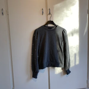 Tröja med pärlor  - Nu säljer jag denna jätte fina och bekväma tröja med pärlor på armarna! Den sitter väldigt skönt om har en bra passform. Den har sällan andvänds! 