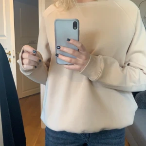 tröja - säljer denna tröja i fin beige färg💕storlek M
