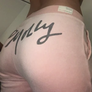 Odd Molly mjukis - Odd Molly mjukisbyxor med mjukt sammetsmaterial och bootcut. Tryck på rumpan och sidensnöre som knye. Jättefina verkligen men har blivit för korta för mig som är 176cm ✨ köp för 160kr inkl frakt!