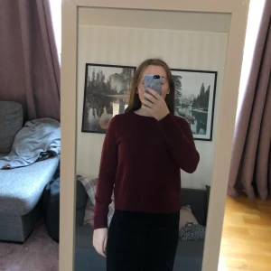Vinröd långärmad tröja från h&m  - Vinröd långärmad tröja från hm i storlek XS men passar för en S. Den är använd kring 10 gånger men har inga noppor och är i väldigt bra skick