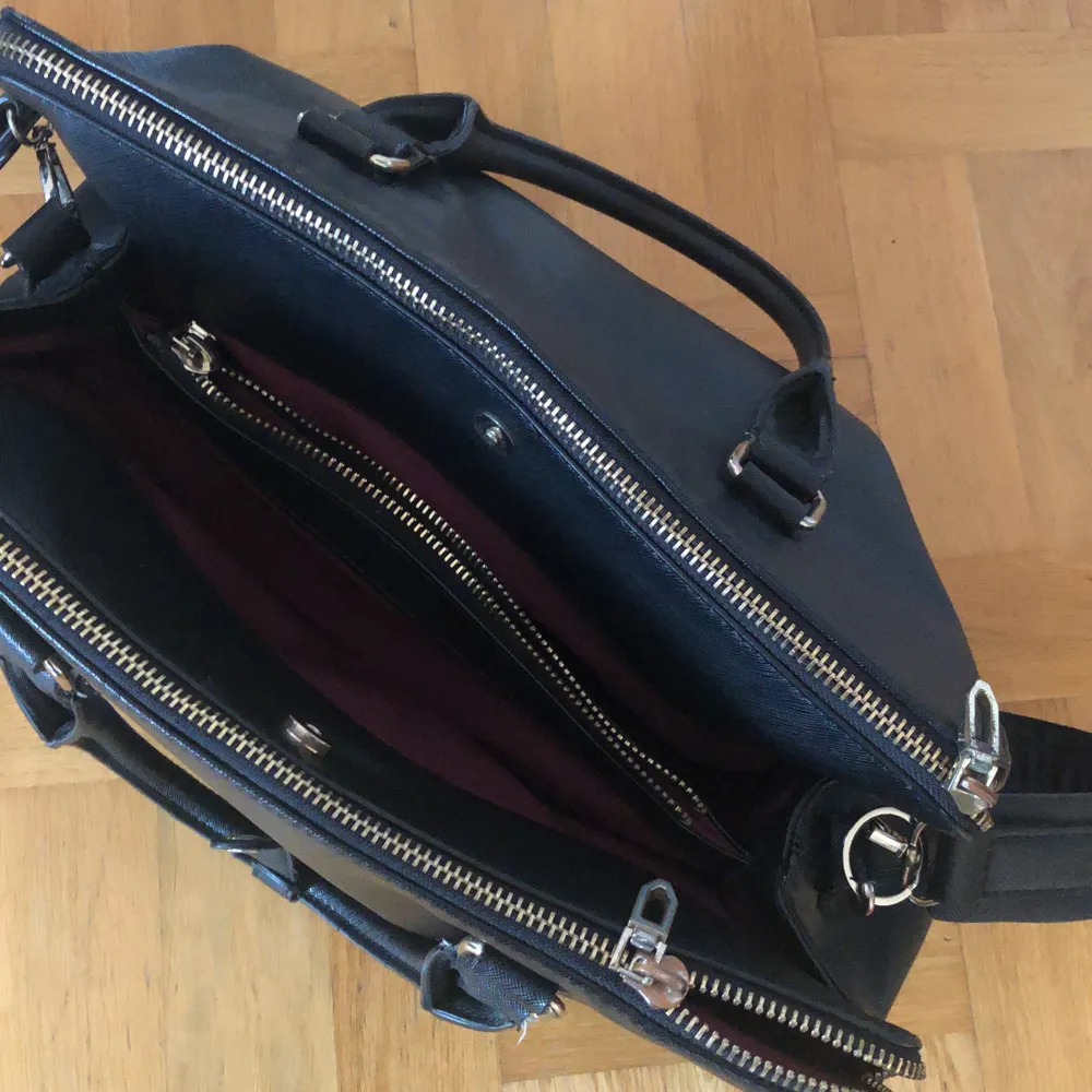 black leather bag from zara. Perfect to go to the office. 40x20x30cm almost in perfect condition, it has worn a little bit on the bottom part, I can send you pictures if interested.. Väskor.