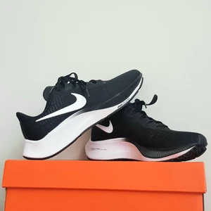 Skor - Säjer mina sprillananya söparskor från nik som jag fick i ett samarbete med LA. Säljer pga dem inte kommer rill användning. Skorna har ett värde av ca 1200kr och jag säljer dem för endast 850. Kan mötas eller frakta