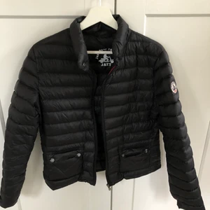 Jott jacka - Nästan helt oanvänd, jott jacka, nypris 2000kr, passar perfekt till hösten och våren även svala vinter dagar💕Pris kan diskuteras vid snabbköp