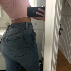 Levi’s jeans 501 skinny  - Endast använda en gång, därav nyskick! Nypris: cirka 1000kr. Mitt pris: 399kr + frakt. Storlek: L32 W29. Jag är 173cm🥰