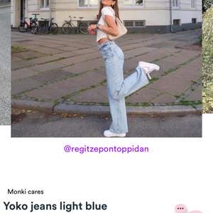 Säljer mina Yoko jeans från MONKI i färgen LIGHT BLUE, köpta i våras använda ett fåtal ggr, superbra skick☺️ storlek 27! Nypris 400kr, säljer för 130kr💙 skriv för fler bilder på!