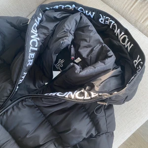Moncler vinter jacka  - Den är helt ny och aldrig använd. Säljer pga att jag har gått upp i vikt och då blev inte denna till användning. Storlek M och unisex modell 😊