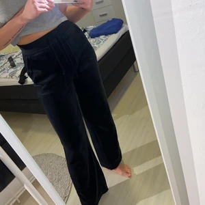 Mjukisbyxor - säljer dessa mjukisbyxor från Cubus för att jag har 2 par i samma storlek, oanvända då jag säljer dom som jag inte använt‼️ väldigt bekväma och sköna att gå i, nypris 299