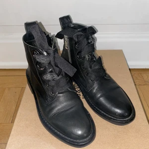 Zadig et Voltaire boots 38 - Säljer mina skinnboots från Zadig. Storlek 38. Använd några gånger men inga defekter. 