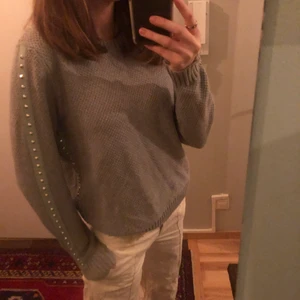 Daisy grace - Snygg stickad tröja från Daisy grace med nitar! Supserskön och passar perfekt för dom kyligare tiderna. Nyskick men kommer inte till användning. Sitter perfekt och passar till till allt❤️