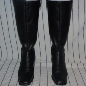 Läderstövlar - Lågklackade (ca 4cm, skriv så kan jag mäta exakt) läderstövlar, varmfodrade (medel), använda 2 ggr, stl 38, x-large i skaften så de passar er med lite härligare vader. Skokartong finns, fler bilder kan skickas, osäker på fraktalternativet 🤷🏻‍♀️☺