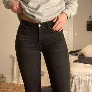 Gråa bootcut jeans  - Säljer dessa bootcut jeansen från zara som jag köpte förra året! Har användt dem en del men fortfarande i väldigt bra skick! Materialet är väldigt stretchigt och jeansen är väldigt långa (jag är 178 cm) nypris ligger på 400kr men säljer för 150kr + 80kr i frakt 💓💓