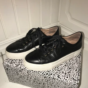 Svarta sneakers från K.Cobler - Svarta sneakers i bra skick från K.Cobler i storlek 38, använda fåtal gånger. Köpta för 999kr (bild från hemsidan på sista sliden) men säljer för 499kr+frakt🖤 vid intresse lägg ett bud:)
