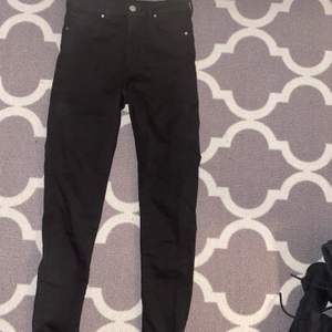 Ett par svarta högmidjade jeans från BikBok i storlek M. Skulle säga att de är lite små i storleken, men det passar både en S och en liten M. Köpta för 699kr men är aldrig använda då jag köpte fel modell. Så de är i väldigt bra skick! ☺️ 