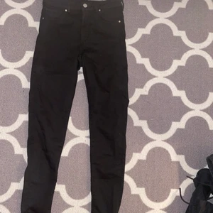 Svarta jeans från BikBok i storlek M - Ett par svarta högmidjade jeans från BikBok i storlek M. Skulle säga att de är lite små i storleken, men det passar både en S och en liten M. Köpta för 699kr men är aldrig använda då jag köpte fel modell. Så de är i väldigt bra skick! ☺️ 