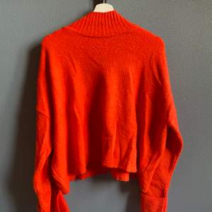 En skön och mjuk röd tröja från Gina tricot! Den är stor och passar många storlekar! Har en mysig polokrage också! Den är använd men i fint skick. Köparen betalar för frakt 💕