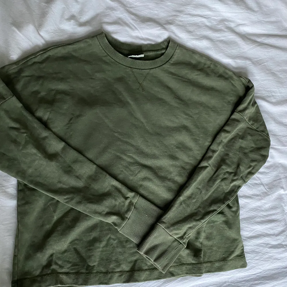 En långärmad grön tröja från weekday i storlek xs-s. Bra skick☺️. Tröjor & Koftor.