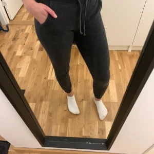 Grå mjukisbyxor - hm - xs (s) - Grå mjukisbyxor från hm i storlek xs, passar dock s med! 50kr + frakt. 