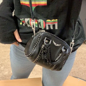 Zadig väska  - Zadig väska mini, man får plats med mycket i väskan trots storleken och jag säljer den billigt för att silvret har tappat lite färg (inget som man direkt ser) men jag använder den inte längre