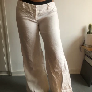 Linnebyxor  - Lågmidjade linnebyxor med loosefit! Så snygga, lite smutsiga vid hälen. Passar mig som är 166cm lång✨✨ storlek S/M✨frakt tillkommer eller möts upp i Stockholm C