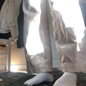 Manchesterbyxor  - Säljer dessa manchesterbyxor från monki. Endast använda ett fåtal gånger. 