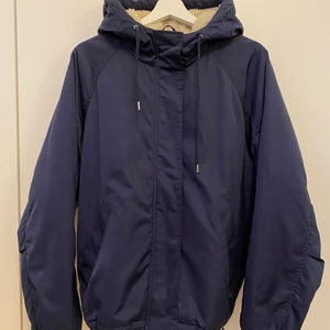 Jacka - En varm fodrad marinblå vinterjacka. Märket är STAY. Köpt förra året på Carlings men väldigt lite använd. Storlek L. 150kr + frakt ❄️