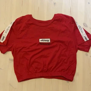 Stüssy crop top - Stussy / stüssy magtröja i rött , aldrig använd 