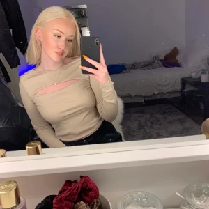 Misslisibell x NAKD topp - Trendig topp från en av Misslisibells kollektioner med NAKD. Helt oanvänd och nypriset är 250 kr. Frakt 44 kr. 