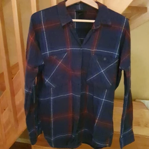 Fin skjorta från monki - Superfin skjorta från Monki! Ganska smal i ärmarna. Fint skick i strl S.