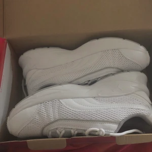 Addidas skor  - Storlek 37,5 Ej använda, kartong medför Org pris: 899kr  Köparen står för frakten 