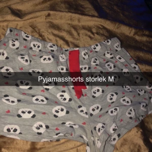 Pyjamas shorts med pandor  - Säljer dessa pyjamas shorts i storlek M. Använda få tal gånger är super sköna att ha hemma! 
