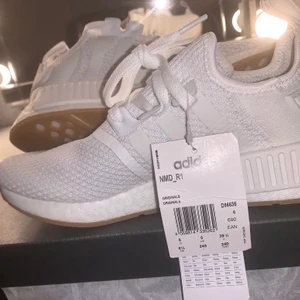 Adidas nmd - Helt oanvända adidas NMD_R1 i storlek 39 1/3. Köpta för ca 1499kr. Köparen står för frakten. 