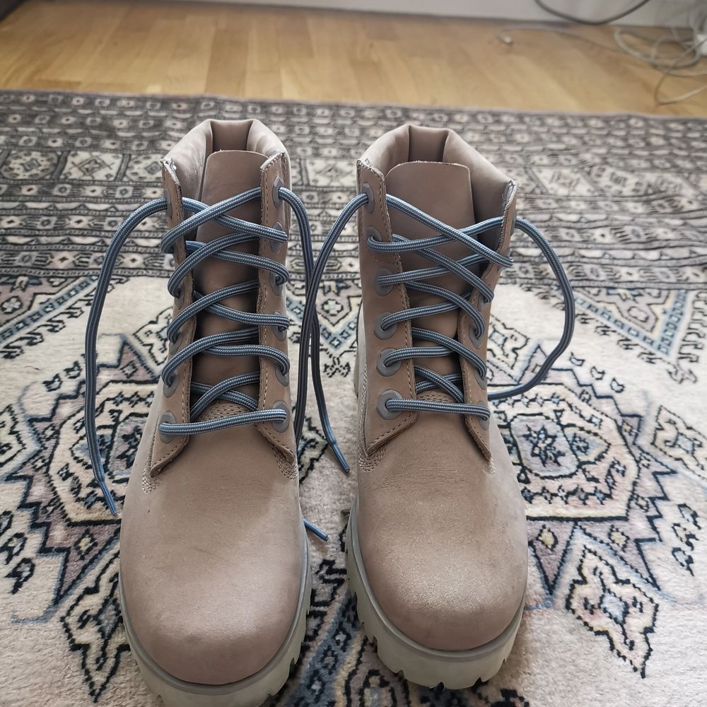 Fantastisk fina Timberland Boots i storlek 39. Helt nya aldrig använda endast provade hemma. Självklart äkta, köpt på Dubai flygplats hösten 2018 men lite för smala för mig tyvärr. Storlek 39, men lite små i storlek och sitter som 38.5. Snygg beige färg som inte finns att köpa längre! Nypris 1,999 kr ! Original box har jag tyvärr slängt. . Skor.