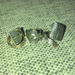 Ringar - Jag gör handgjorda ringar av skaftet på skedar. Dom är justeringsbara, det är bara att ta en tång och göra den mindre eller större. 50kr/st och gratis frakt! Det är bara att skriva vilken ring du vill köpa!