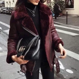 Jacka från Zara - Säljer den populära jackan från Zara fast i rött!! Supersnygg och jättevarm! Möts helst upp i Göteborg då den är jobbig att frakta. Nypris 1195 kr. Egna bilder kan fås!