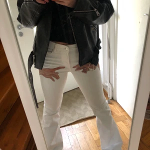 Egen målade jeans - Handmålade vita bootcut jeans. Aldrig använda!! Jeansen är nya också