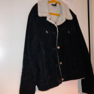 Manchester jacka  - Superfin Höstjacka i Manchester tyg storlek S köpt på hm sparsamt använd 