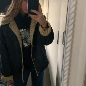 Mysig jacka - Super härlig jacka som passar till vintern 😀👍🏼 Köptes för 500kr och är aldrig använd. Säljer då jag anser att den är för stor för mig... jag har vanligtvis xs 