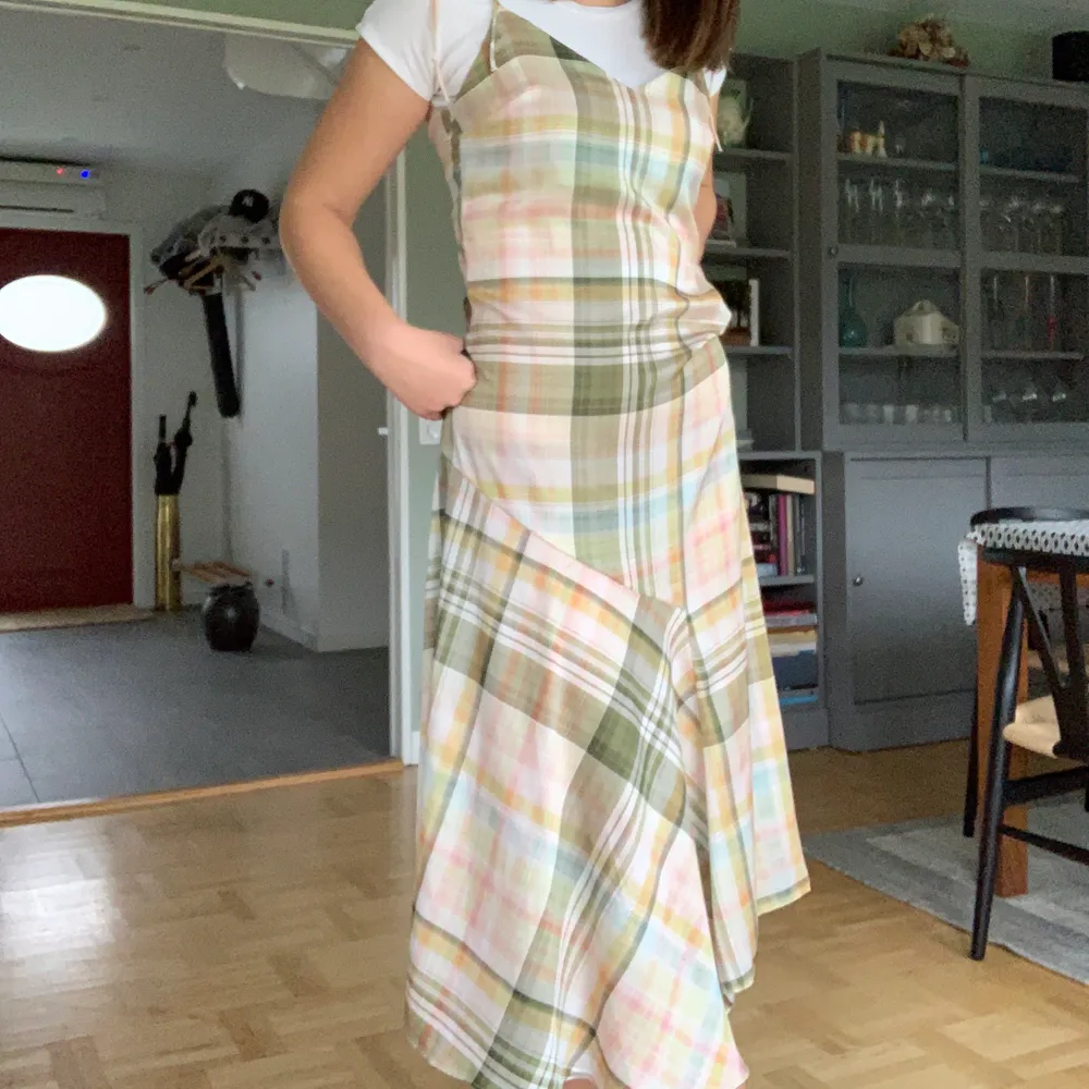 Rutig ”satin”klänning från zara men har köpt den på loppis men tycker den är i princip nyskick. Aldrig använd av mig då det inte är min stil. Kan ev mötas upp i Lund/Malmö annars tillkommer frakt. . Klänningar.