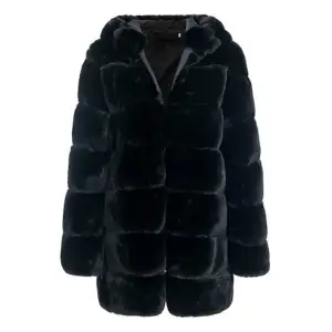 Säljer min jätte mysiga Dennis maglic faux fur jacket då den aldrig har kommit till användning.   Aldrig använd, storlek M men passar mig som är en storlek S.  Dm för fler bilder! 🥰 Säljer för 990kr.                      Nypris 1599kr 