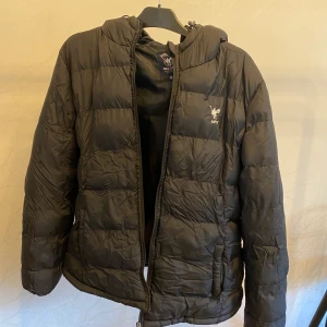 Vinson polo club jacka  - Svart vinterjacka i storlek XL, använd ett fåtal gånger. Fint skick. 200 kr frakt tillkommer 