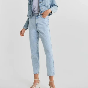 Mom Jeans- Gina Tricot  - Endast använda ett par gånger. Är som nya. Frakt tillkommer 💘 