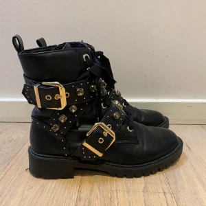 Skor Kurt Geiger 37 - Superfina skor i äkta skinn från Kurt Geiger, inköpta i London. Guldspänne och stenar. Sparsamt använda. Nypris ca 1600kr. 