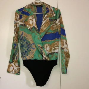 Stilig body skjorta stl. S  - Body skjorta som har aldrig använts stl. S 