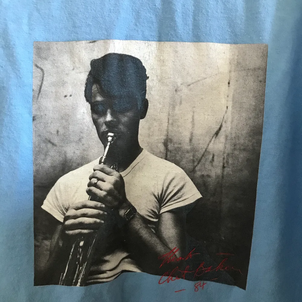 Cool Tshirt av streetstyle-märket Noon Goons i bra skick. Tshirten har en bild av Chet Baker! Nypris ca 700kr, tshirten är slutsåld på internet. . T-shirts.