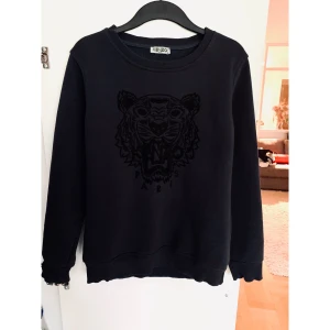 Kenzo collage tröja - Kenzo collage tröja (Kopia!) Str: M, Modell: Dam, Skick: fint skick (något urtvättad).  Kolla gärna in mina andra inlägg, Vi intresse av fler varor så fixar jag ett bra paketpris!