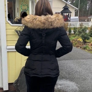 Vinterjacka  - Roco Baroco jacka i perfekt skick, använd en vinter. Går att spänna åt vid midjan vilket göt att jackan blir mer formsittande. Nypris runt 2000kr. Passar 36-38 ✨